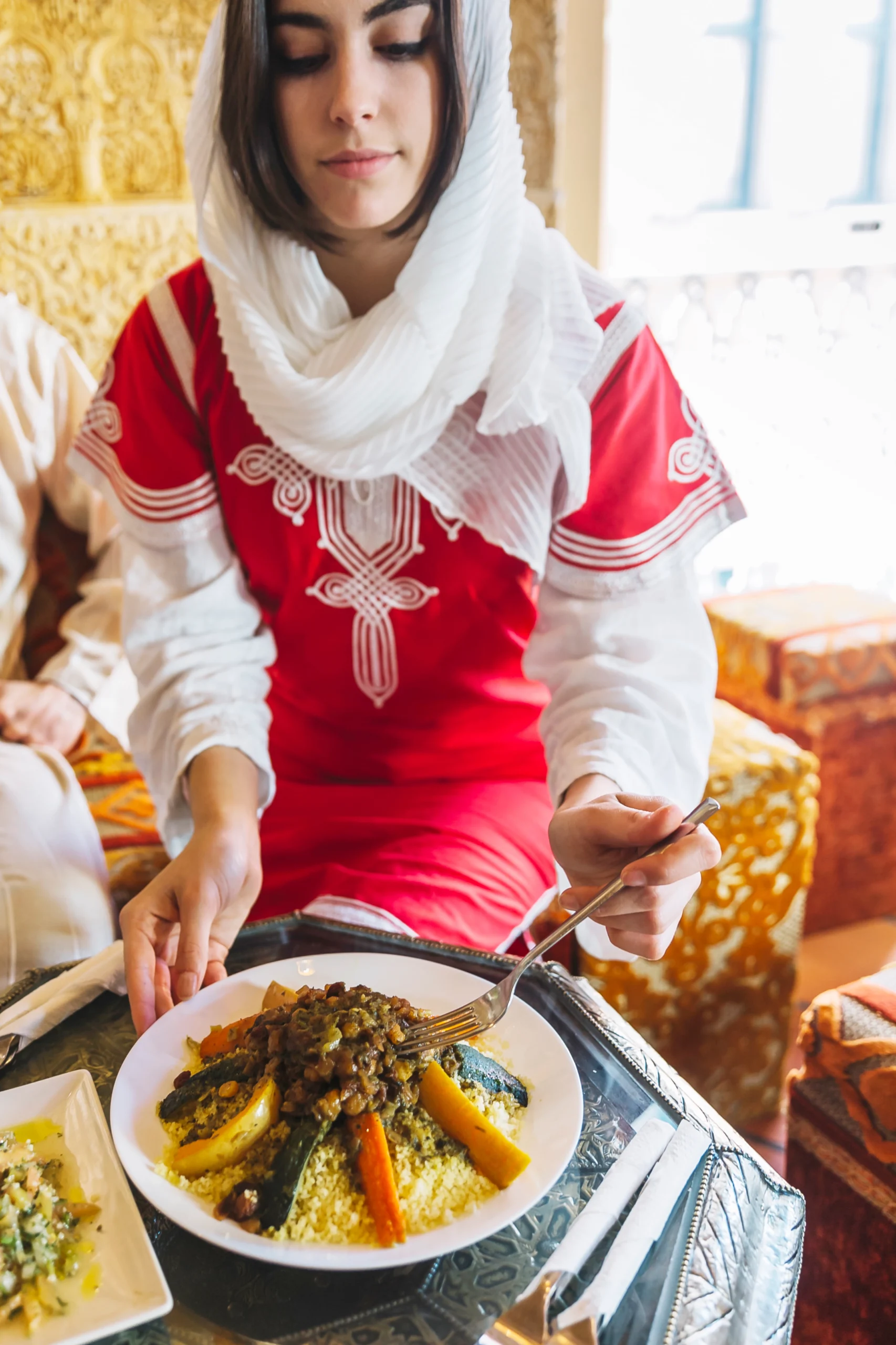woman-arab-dish-restaurant